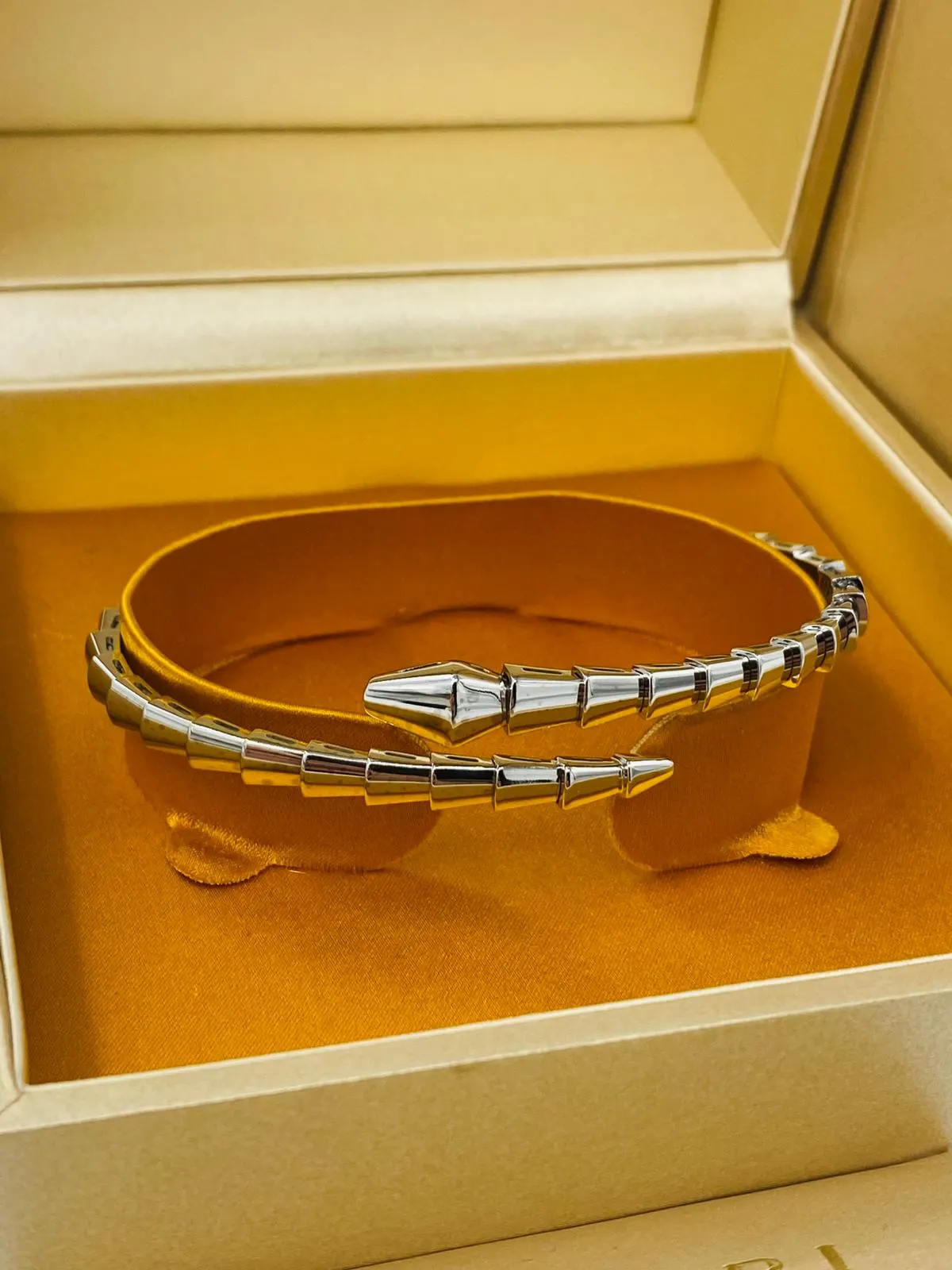 BVLGARI/Bulgari Bvlgari Serpenti Bracelet 750WG 19 6VT99A 2025